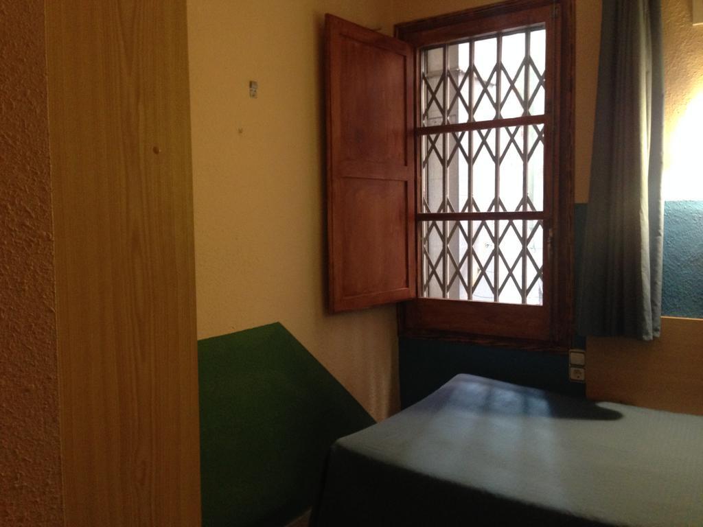 Pension Bertolin Барселона Экстерьер фото